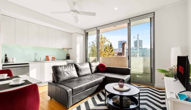 Central, modern 1 bedroom with air-con & balcony