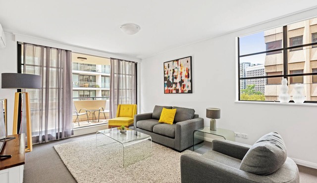 Central modern North Sydney 2 bed apartment with gym and pool