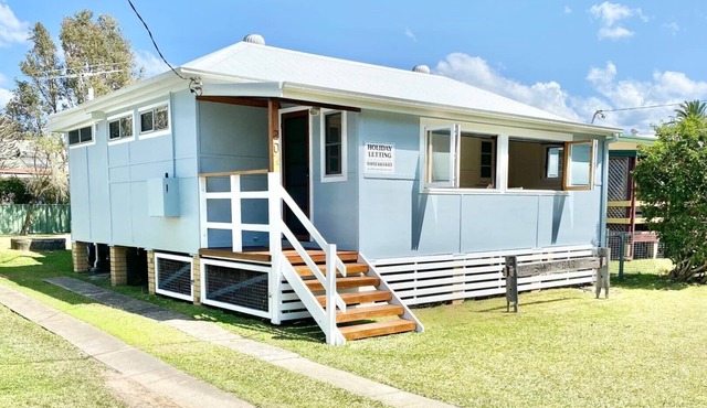 Central, River Frontage, Large Covered Rear Deck, Renovated Cottage! in Red Rock