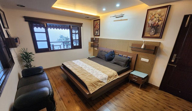 Centrally-located Rustic Villa in the woods. (900 meters from Mall road)