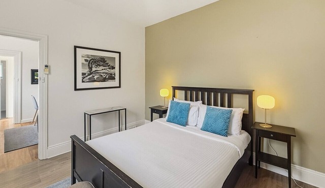 Charming 1 bedroom, park adjacent. city 5 minutes