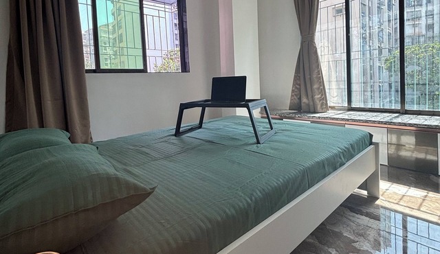 Charming 1-bedroom apartment with WiFi, AC in Bandra Mumbai