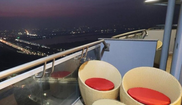 Charming 1-bedroom city and river view apartment in pleasant Noida with WiFi, AC