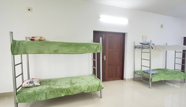 Charming 1-bedroom house in Koyilandy with WiFi and 2 bunk beds