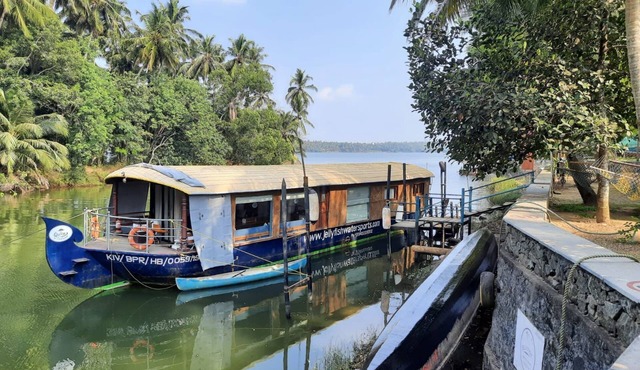 Charming 1-bedroom boat with fitness room and AC in lovely Cheruvannur