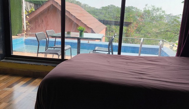 Charming 1-bedroom villa with AC, WiFi in marvelous Mumbai with Swimming pool