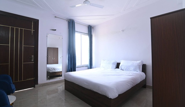 Charming 1-bedroom with AC, WiFi, shared kitchen & living space in New Delhi