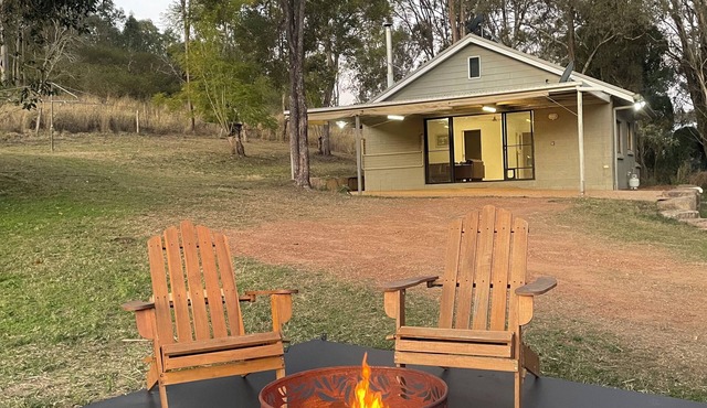 Charming 2-bedroom farm stay cottage in Murphys Creek in Murphys Creek