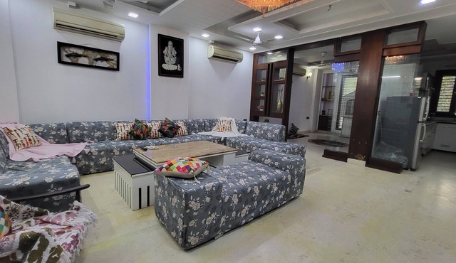 Charming 2-bedroom apartment with AC, WiFi in enchanting Lok Vihar, Delhi