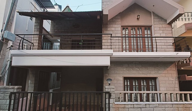 Charming 2-bedroom bungalow with Wi-Fi, AC, Parking in awesome Bengaluru-Hebbal