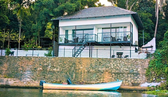 Charming 2-bedroom cottage facing river with AC, WiFi in welcoming Aluva