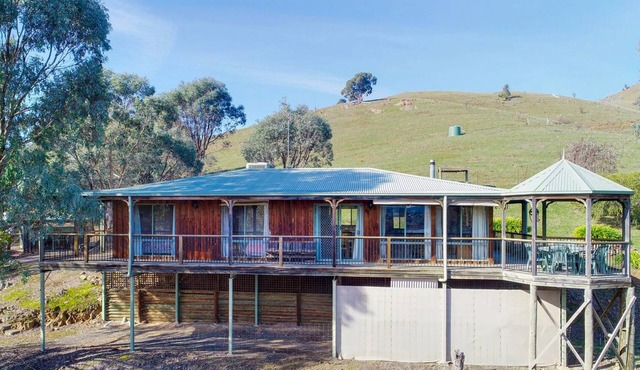 Charming 3-bedroom house in serene Bonnie Doon with lake views in Bonnie Doon