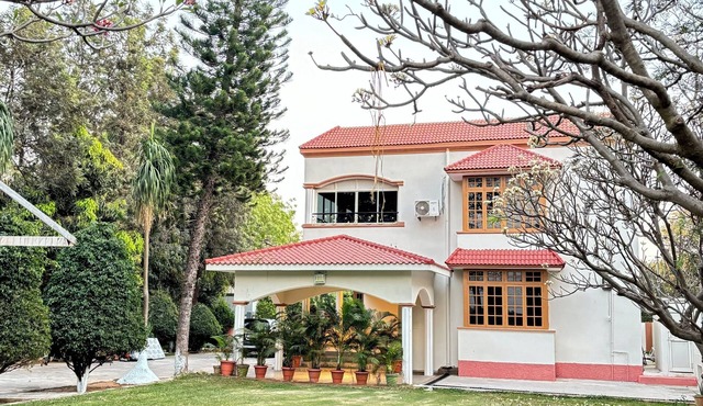 Charming 3-bedroom farmhouse with WiFi and AC in serene Tolkatta