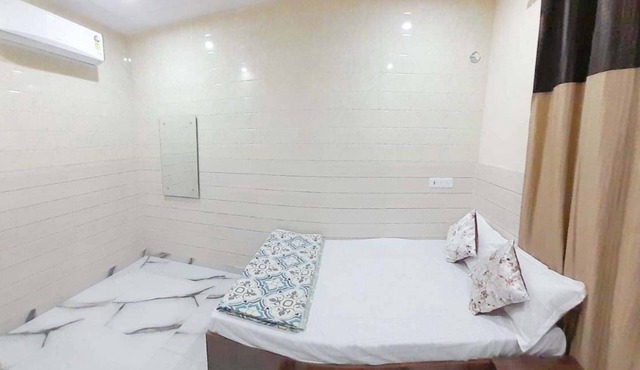 Charming 3-bedroom villa with WiFi, AC in tranquil Dhandhupura