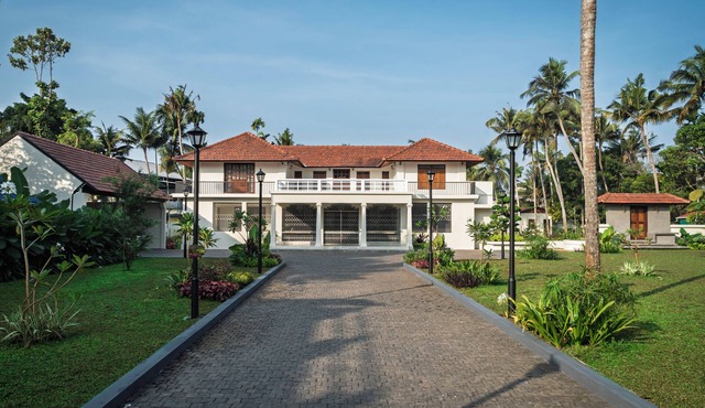 Charming 4 - Bedroom Airconditioned Bungalow near Cherai Beach at North Paravur