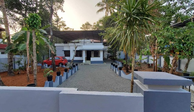 Charming 4-bedroom indipendent villa Alappuzha close to Houseboat DY and beach