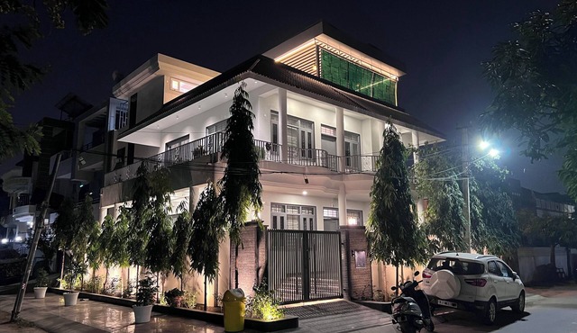 Charming 4-bedroom villa with fitness room and WiFi in enchanting Jaipur