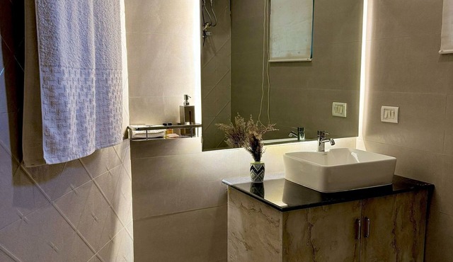 Charming bed & breakfast with AC and WiFi in serene New Delhi