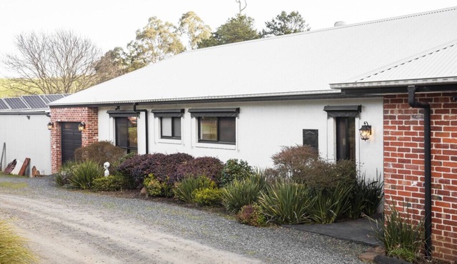 Chayah Farm Stay luxury in the Dandenong Ranges in Mount Burnett