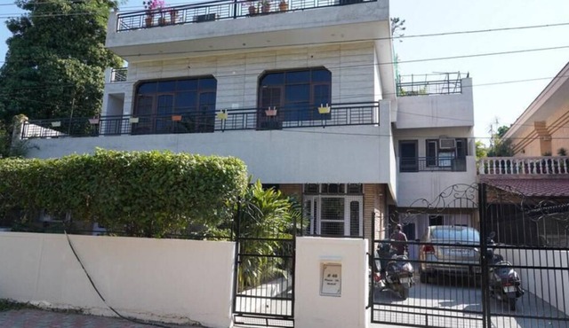 Cheerful 3- bedroom home with free parking