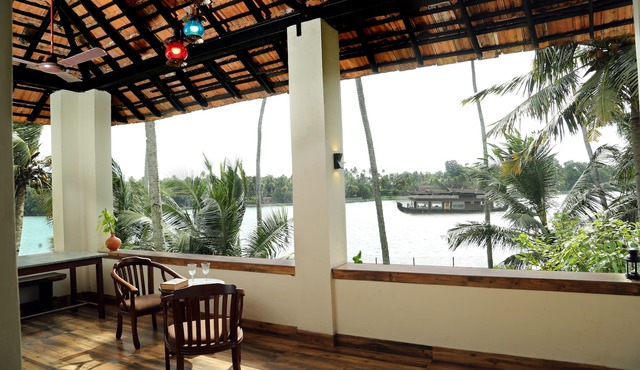 cheerful 2-bedroom cottage overlooking the lake