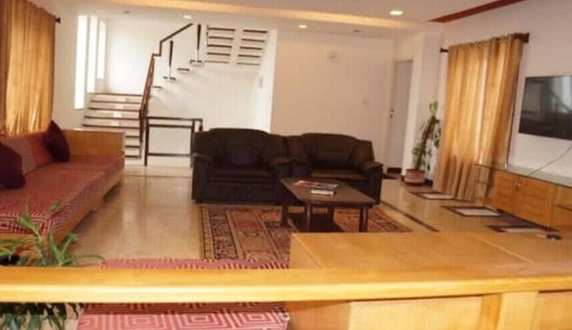Cheerful 5 bedroom villa with pool & beach accessn