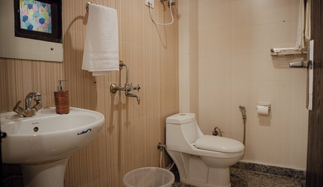 Chhatarpur’s Chic 3BHK Retreat with WiFi, AC in wonderful New Delhi