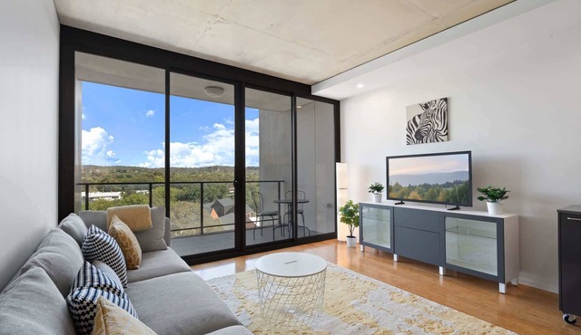 Chic 1-Bed Apartment Near Canberra’s Bustling CBD