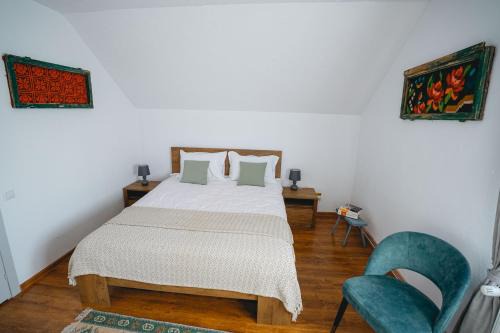 CHRISTE FOREST RETREAT Bed & Chocolate in Floresti