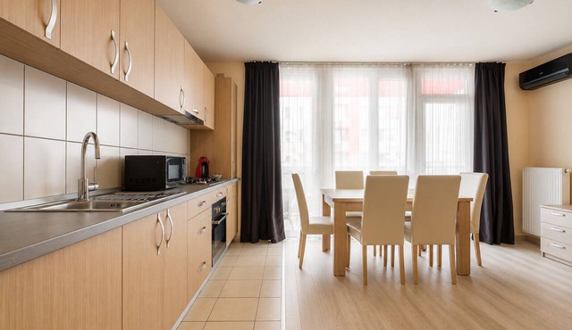 City Oasis Studio in Oradea with Balcony Fast WiFi Self Check-in AC