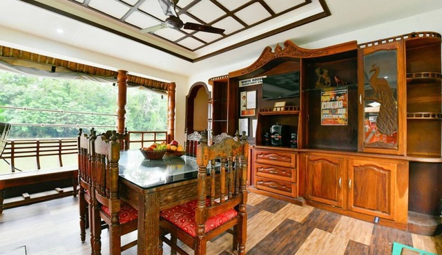 Classy/well-furnished White house,Alleppey