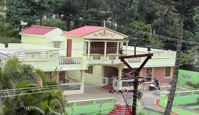 Cliff Castle Premium Stay - West Wing