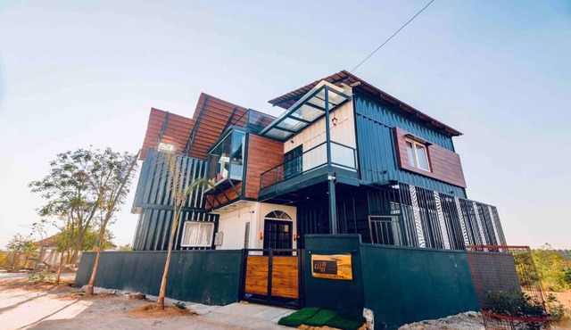 Cliff362 - Luxurious shipping container villa