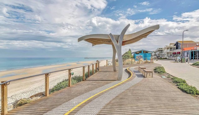Coastal Comfort with a Pool opposite Henley Beach in Henley Beach South
