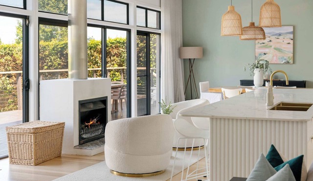 Coastal Luxe - Main St, Beach, Kids Cubby & Swings in Mornington