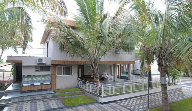 Coconut Lagoon Agro Resort