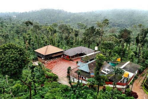 Coffee Crown Homestay - 1km to Falls, Estate, Home Food