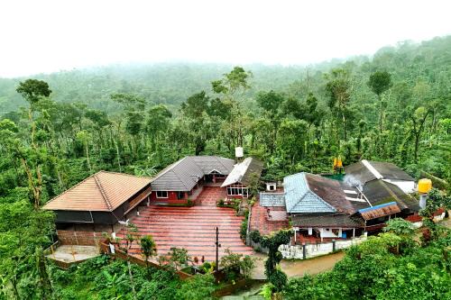 Coffee Crown Homestay - 1km to Falls, Home Food, Estate, Pvt Rooms, Villa,