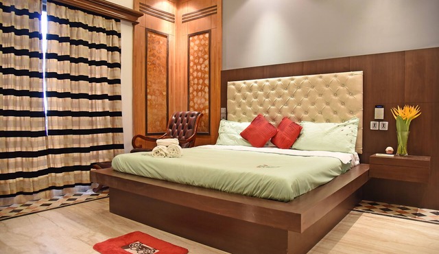 Colonial Room|Park Street is 1 Km away|WIFI|TV|AC