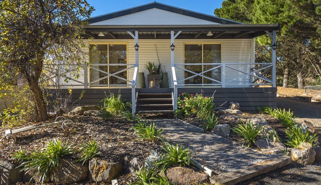 Comfortable and Lovely Bodkin Cottage - Room 1 in Kyneton