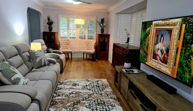 Comfortable pet friendly family home, 12 min to BNE terminals, 5 to Nudgee Beach in Nudgee