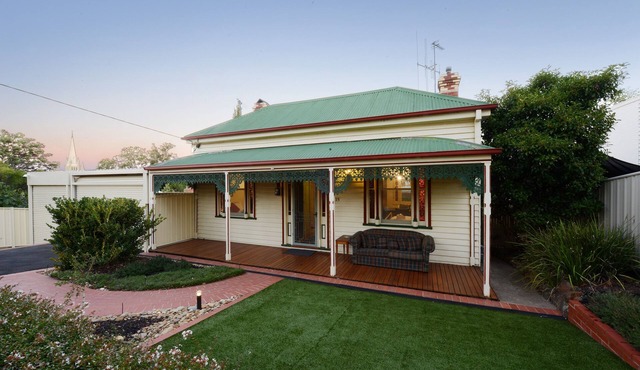 Comfy, 5 Bedroom, 3 Bathroom Period Home in the centre of town with EV Charger. in Bendigo