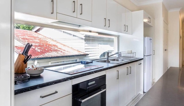 Contemporary 2BR Escape: Upper-Level Sanctuary in Ashgrove