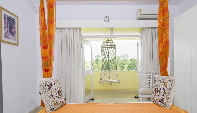 Contemporary apartment, great views, pool, WIFI, parking near fabulous beach