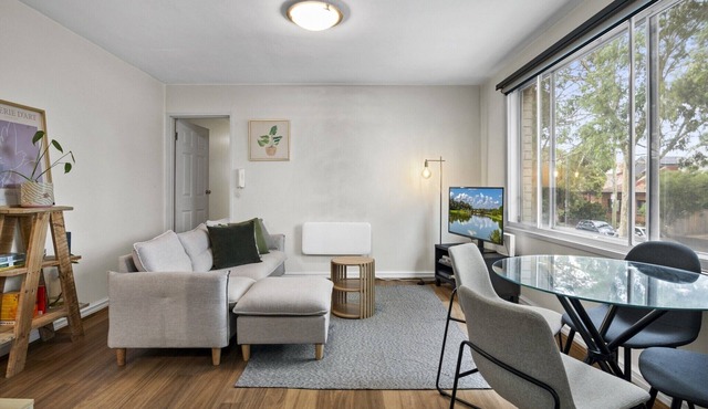 Convenient 2-Bed Retreat in Flemington in Flemington