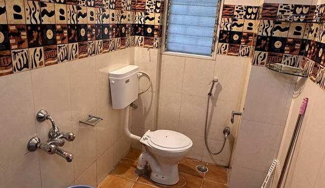Coral : Private Studio near Osho in Koregaon Park. WiFi Smart Tv Kitchenette