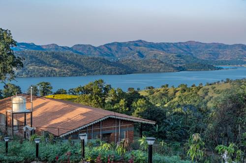 CosmicStays Birdsong Cottage Hilltop Lakeview Stay
