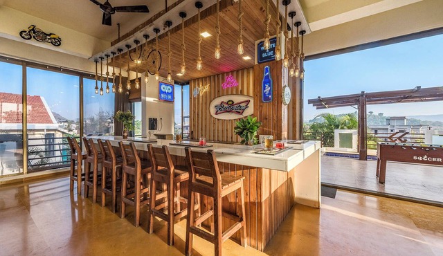 Cosmicstays Luxe Oasis Pool & Bar Villa