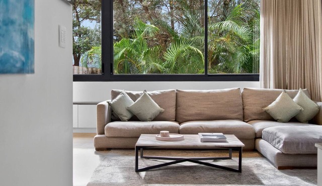 Cosy 3BR Apt with Balcony & Parking in Coogee