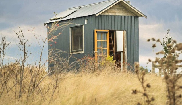 Cosy Tiny House for a Goat Farm Stay near Melbourne in Monegeetta